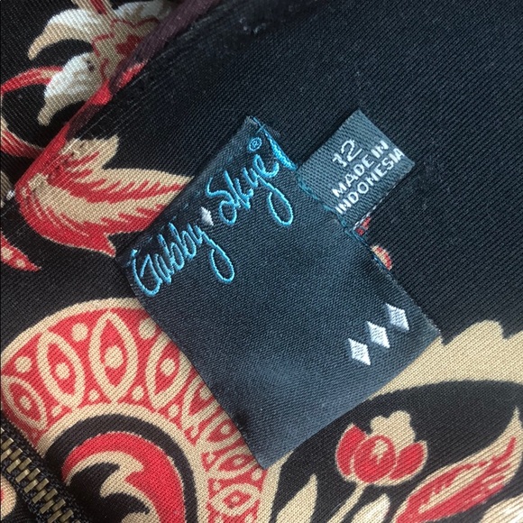 Fitted scuba dress in a gorgeous print - Picture 13 of 15